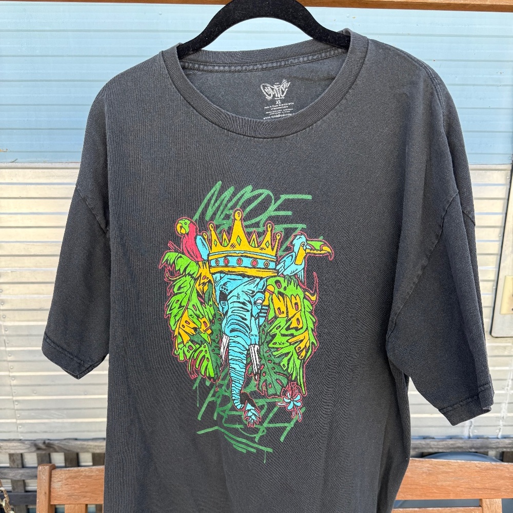 Colorful Blue Elephant Made Fresh Crew with Jungle Foliage Graphic T-shirt XL